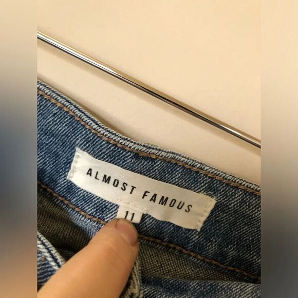 ✨ Almost Famous | Distressed Jeans - Picture 3 of 5